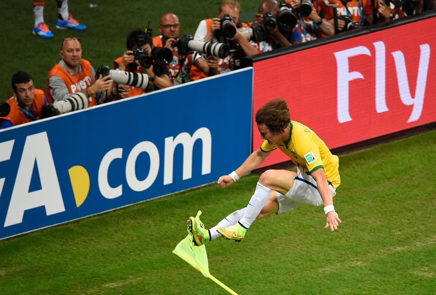 David Luiz si scatena sulla bandierina del calcio d&#39;angolo. Afp